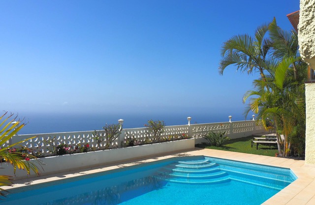 Villa in quiet location with superb views of the Atlantic Ocean and private pool