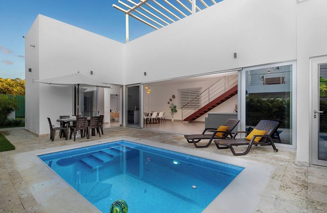 Villa in Playa Mueva Romana – Steps from Beach!