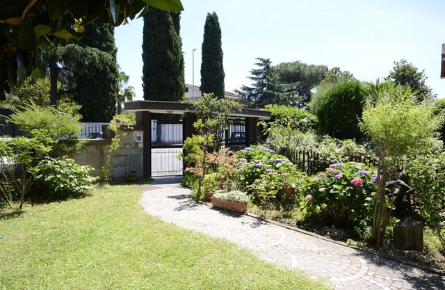 Villa in Rome with 4 bedrooms sleeps 8