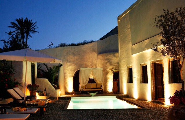 Villa in Santorini with Stunning Outdoor Kitchen