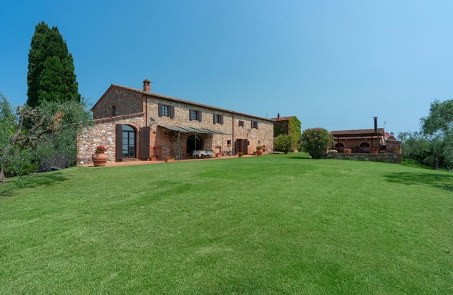 Villa in Sinalunga with 6 bedrooms sleeps 16