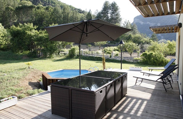 Villa in the Provencal countryside with pool.