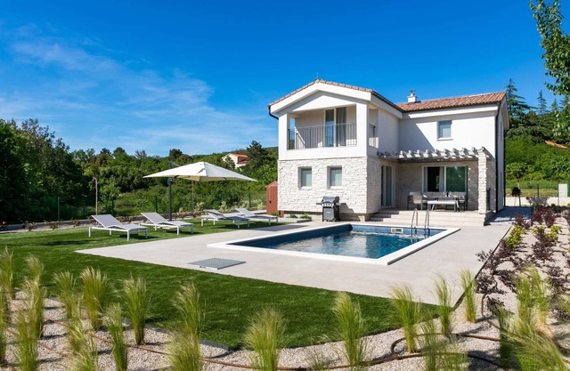 Villa Iris Summary: E