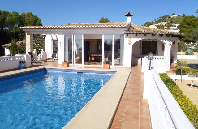 Villa Jeanettenvilla with private swimmingpool, airconditioning, WiFi