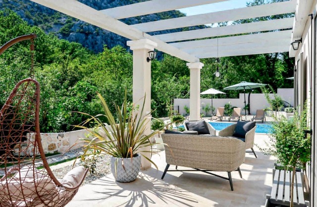 Villa Joli - Four Bedroom Villa, Sleeps 10