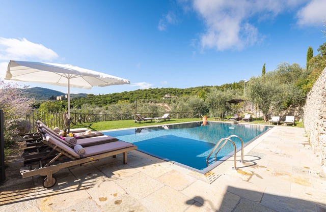 Villa just 14 km to Florence, 8 bedrooms. Garden, private pool and Wi-Fi!