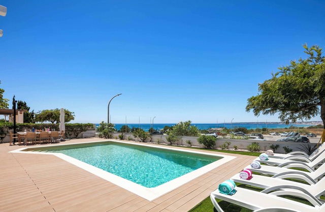 Villa Kelly - 4 bedrooms, stunning sea views, walk to restaurants and supermarke