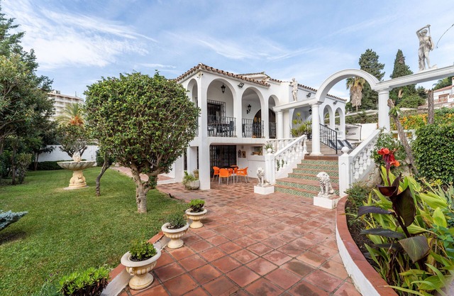 Villa La Rotonda with Pool, Garden & Wi-Fi