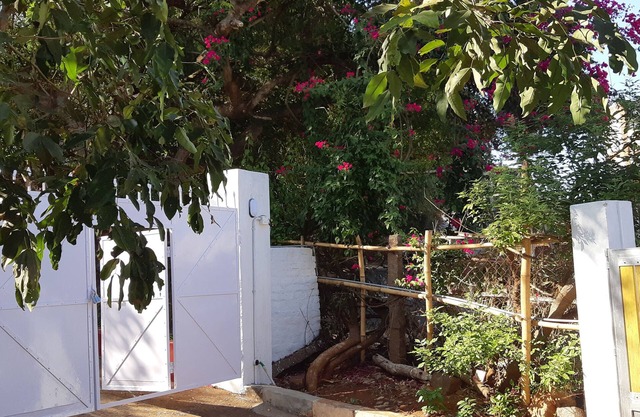 Villa Le Bonheur, a friendly spacious, gated and fenced house, good vibes. A b