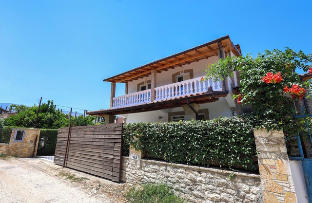 Villa Lejzo: Second Floor Villa with Balcony and Garden