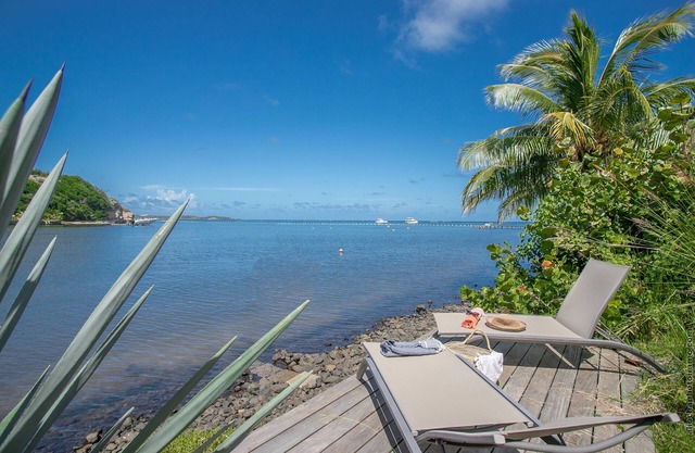 Villa Les Agaves, waterfront on the lagoon