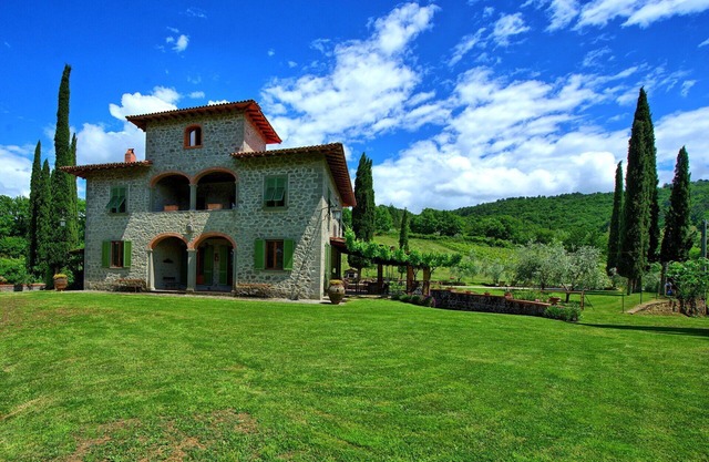 Villa Lo Scoiattolo - Holiday Country Villa with private swimming pool in Casentino Valley, Tuscany