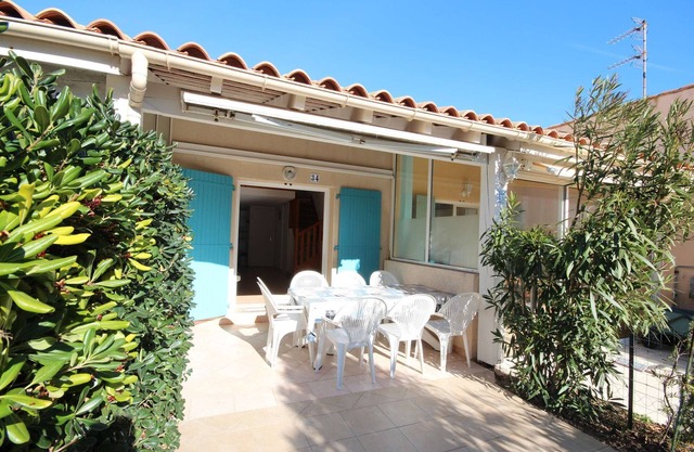 Villa located in secured residence "Les Marines", terrace south exposed, the beach is just 250m.