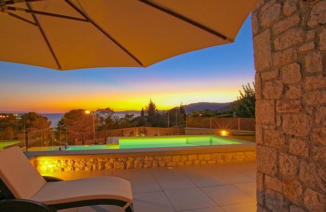 Villa Luciana - Private Pool, BBQ, WiFi & AC