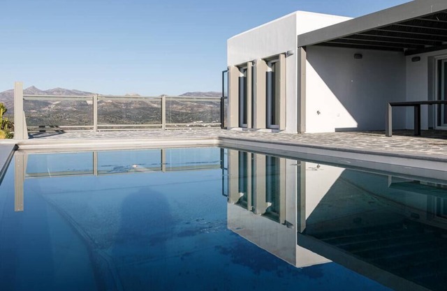 Villa Luxcia is located on the outskirts of the village Galanado approximately 7kms from Naxos Town.