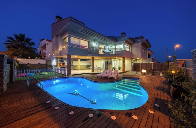 Villa "Luxury Rock TIRRI" with Private Pool, Covered Terrace and Wi-Fi