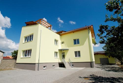 Villa Marcus - rodinný relax 200 m od Penzionu Kometa, u jezera s grilem a sdílenou kuchyní