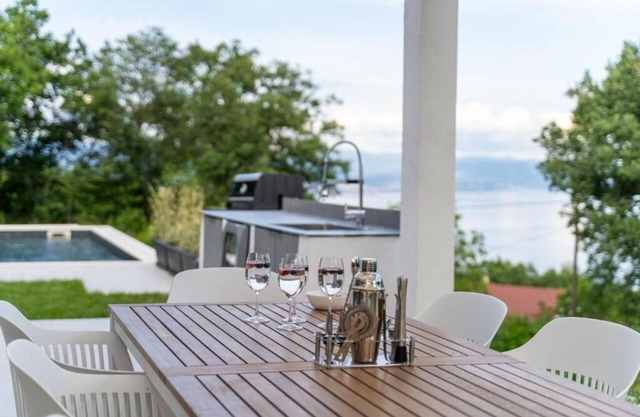 Villa Mare&Monti in Opatija, EV charger, Pool, Sea view, BBQ