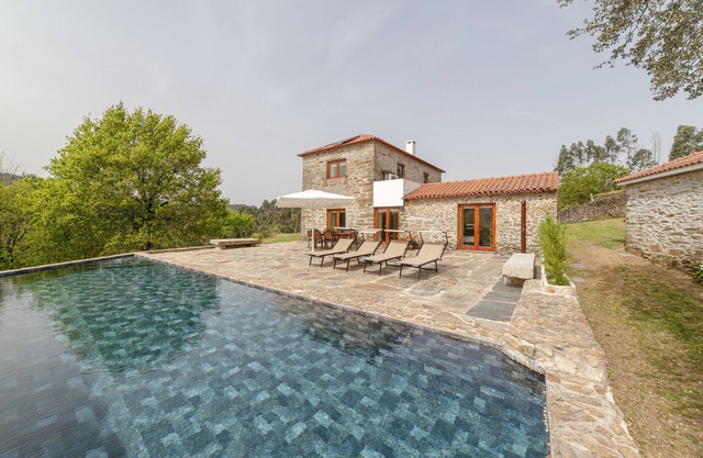 Villa Maria Adelina, 10 minutes from Porto, with a private natural water pool.