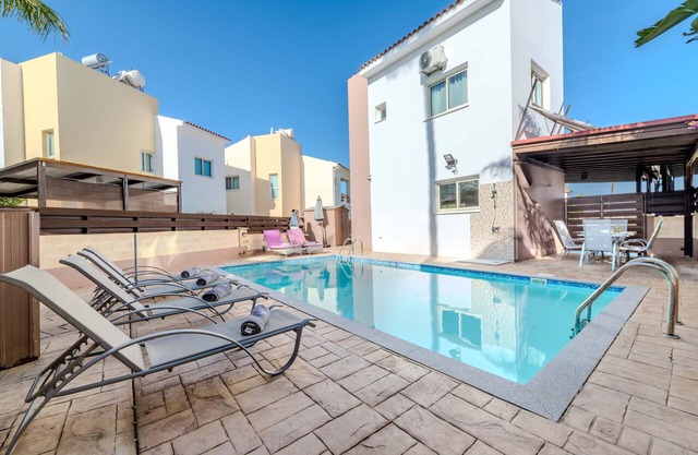 Villa Maria - Charming Pernera Getaway