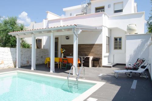 Villa Maria con Piscina nel Boomerang Village a Torre Colimena