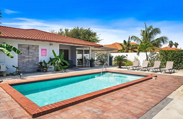 Villa Marquesa - w/Private Pool, 7min to beaches!