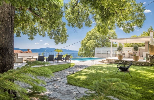 Villa mit spektakulärem Blick auf das Meer, mit großem Garten, Swimmingpool…