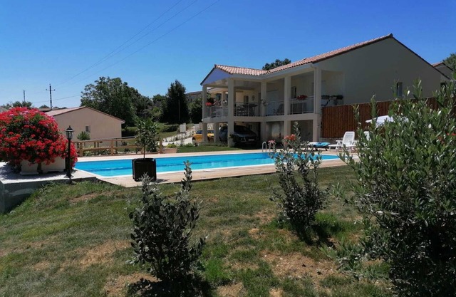 Villa moderne sur côteaux belle piscine/Downhill modern villa nice pool