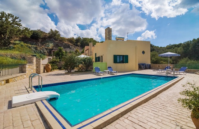 Villa Mourne, 2 BD, common pool, peaceful!