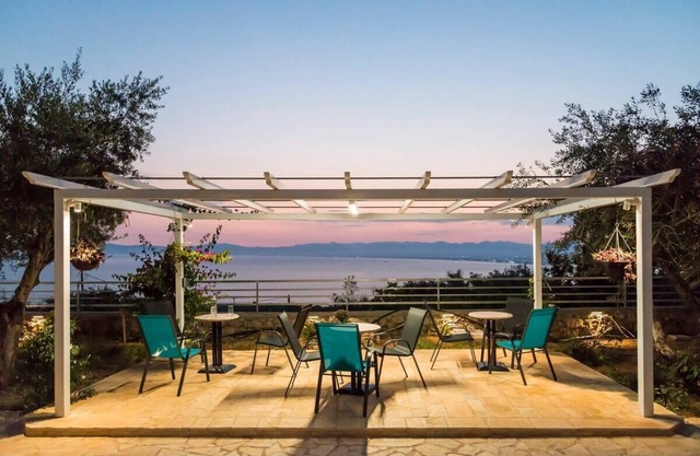 Villa Needa's - Home Love Retreat by the Pool