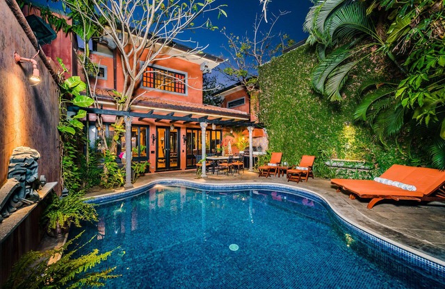 Villa Oasis: A luxury villa just steps to beach with private pool, WIFI & A/C