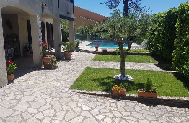 Villa on 2700m² of pine forest located atop a Mediterranean village