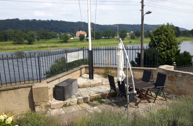 Villa on the Elbe, large terrace with a view of the Elbe, separate entrance, free WiFi
