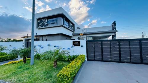 Villa Palmeras - 4 Bedrooms AC Modern Luxury Villa