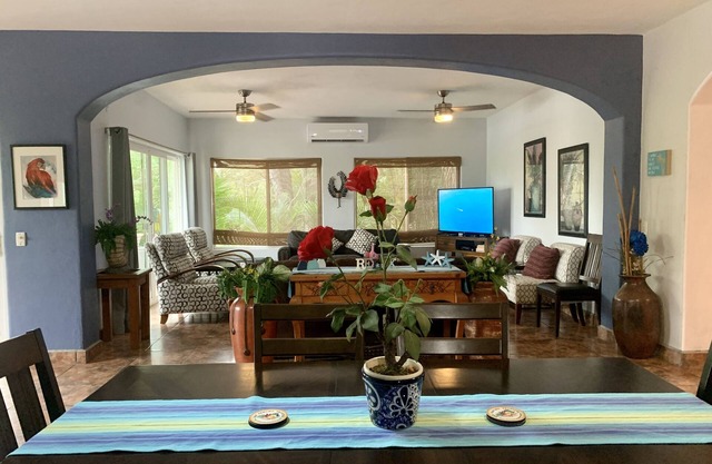 Villa Papaya, 15% reduced rate for April 2025, Comfortable home, beach walkable.