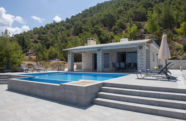 Villa Paradise Blue, AMAZING Sea& Mountain Views,Walk to the Beach
