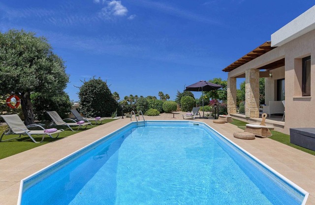 Villa Pashiana - Brilliant Harbour Villa with Private Pool and Gorgeous Garden