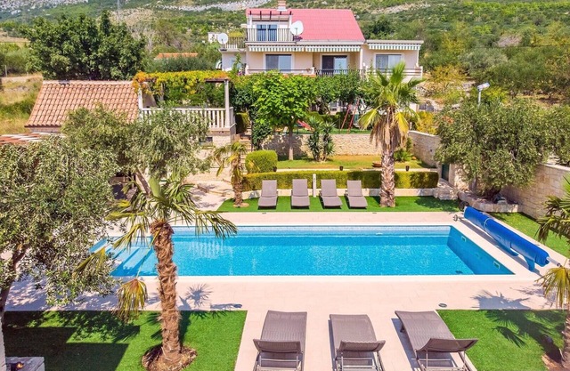 VILLA PAULA, 7 bedrooms, heated 36sqm private pool, Jacuzzi, Gym and sea views