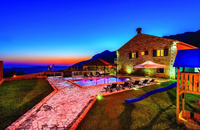 Villa Pave - Six-Bedroom Villa with Terrace and Swimming Pool