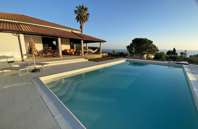 Villa Pavone, with private pool and sea view near the beach