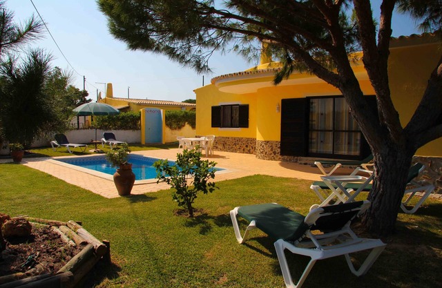 Villa Pera-Perfect for families w/private pool, bbq & garden inside 3acre farm