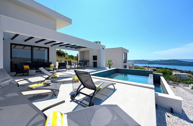 Villa Petra: Your Idyllic Seaside Retreat