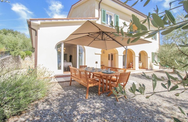 Villa Poggio Scalette: Elegance meets Comfort amidst ancient olive trees