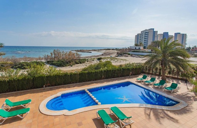 Villa Primera línea del Mediterráneo y piscina privada.