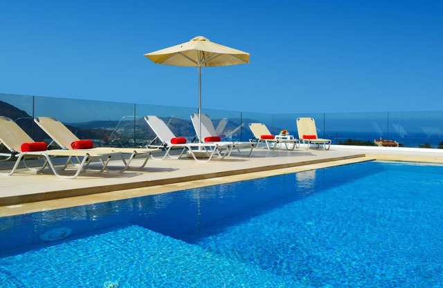 Villa & Private heated Pool, Amazing Sea &Mountain Views, 3 double en-suite beds