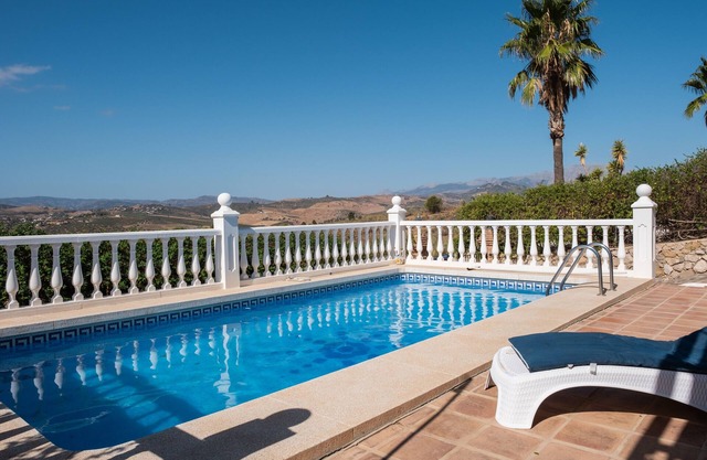 Villa "Puesta del Sol" with Lake View, Private Pool & Wi-Fi