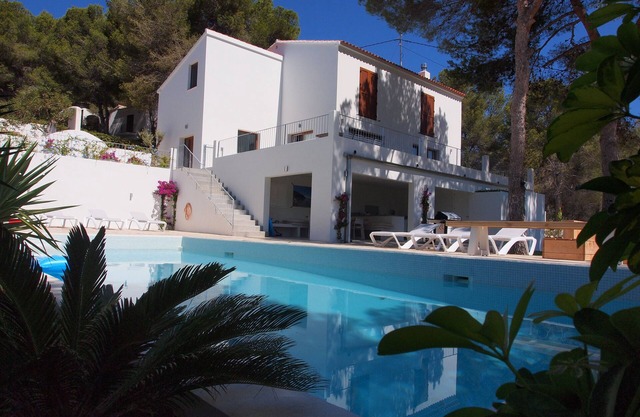 Villa Renate 5min walk sand beach Large Pool WiFi Airco 5 Bedrms 2 Kitchens