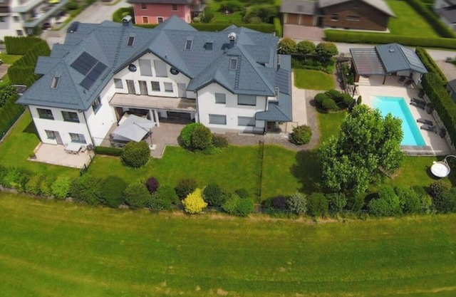 Villa Seekirchen: Exclusive living with private pool and garden for families