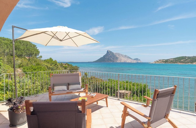 Villa "Sa Villa de su Mari" on the Beach with direct Access to the Sea