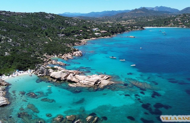 Villa Sandalia: the garden ends and you're feet in the water, unique location!